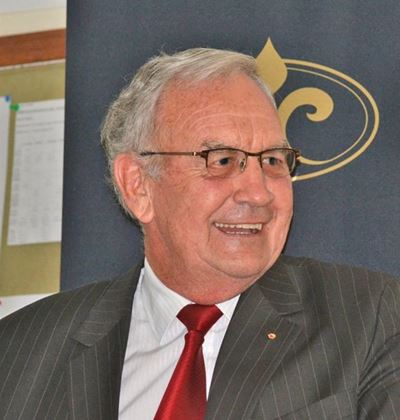 Minister van landbou lê tuig neer